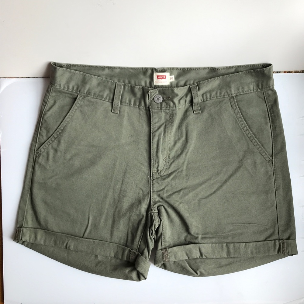 Levi’s Olive Green Chino Mid Rise Shorts size 30 women’s